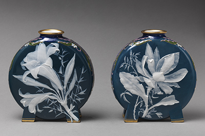 Moon_flask_with_lily_or_floral_motif.1